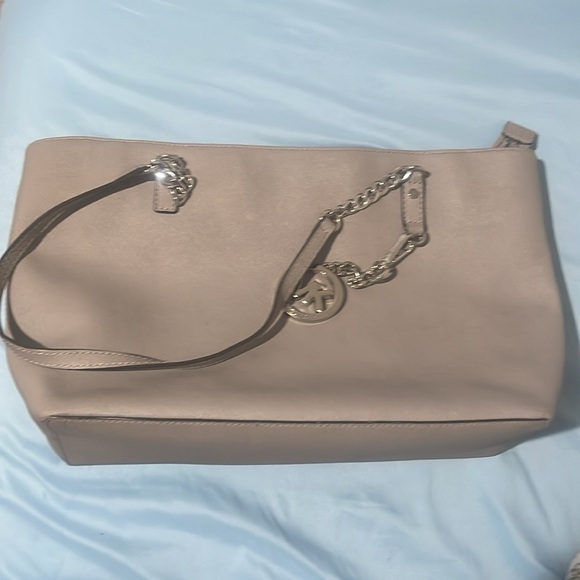 I’m sell it cause I had more de 10 bags in my closed , the color is grey color - Picture 7 of 7